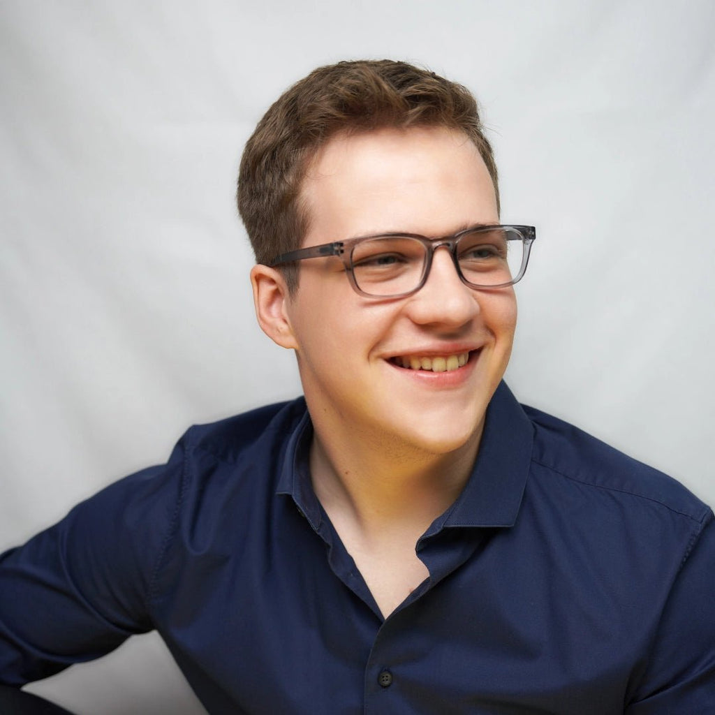Klammeraffe No.11 blue light glasses in cloud color with longer temples, worn by a man on a white background.