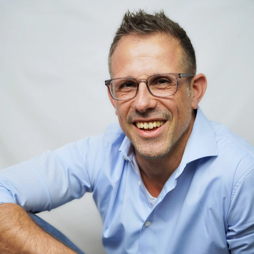Klammeraffe No.11 blue light reading glasses in cloud color with longer temples, worn by a man on a white background.