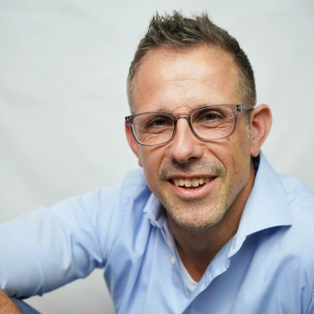 Klammeraffe No.11 reading glasses in cloud color with longer temples, worn by a man on a white background.
