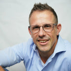 Klammeraffe No.11 reading glasses in cloud color with longer temples, worn by a man on a white background.