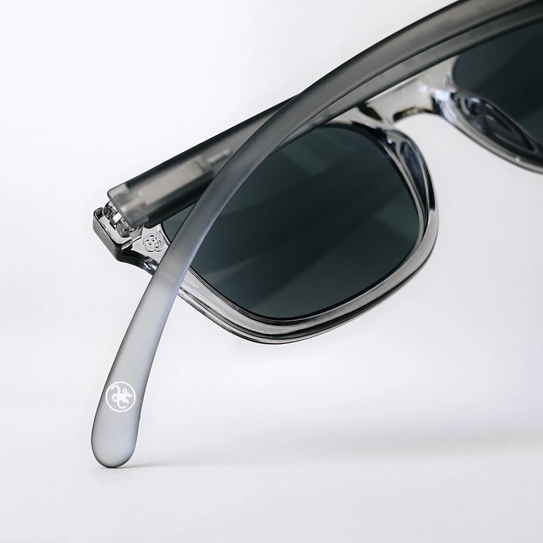 Klammeraffe No.11 sunglasses in cloud with longer temples from the backside on a gray background.