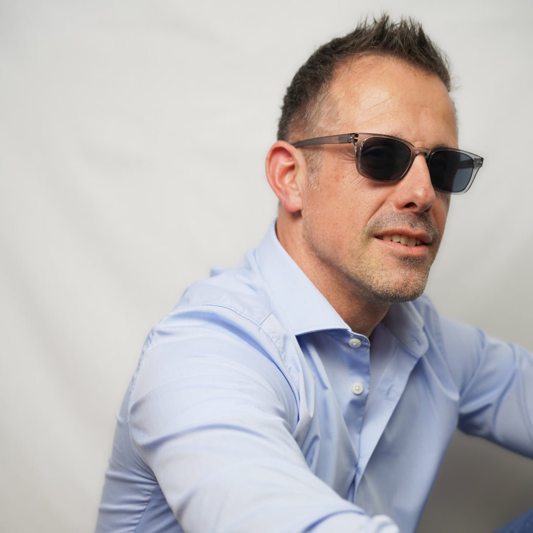 Klammeraffe No.11 reading sunglasses in cloud color with longer temples, worn by a man on a white background.