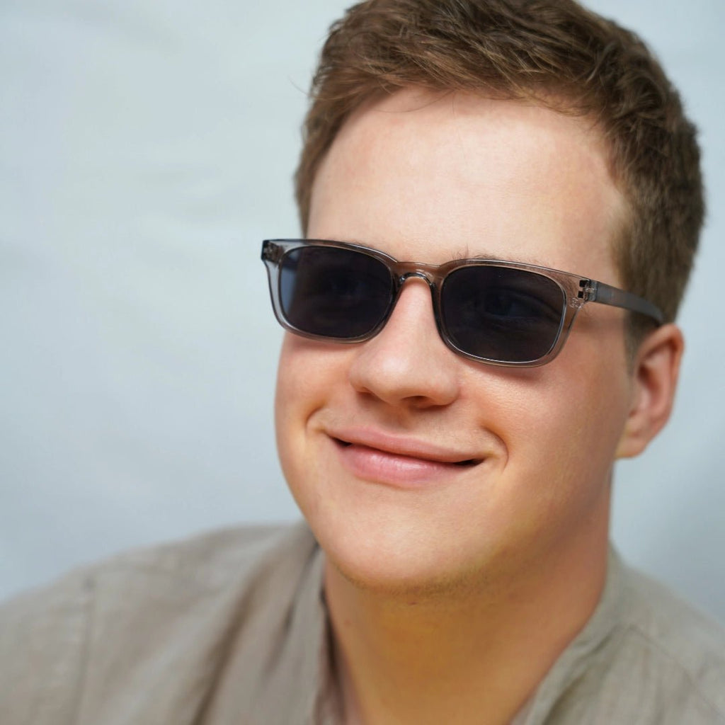Klammeraffe No.11 sunglasses in cloud color with longer temples, worn by a man on a white background.