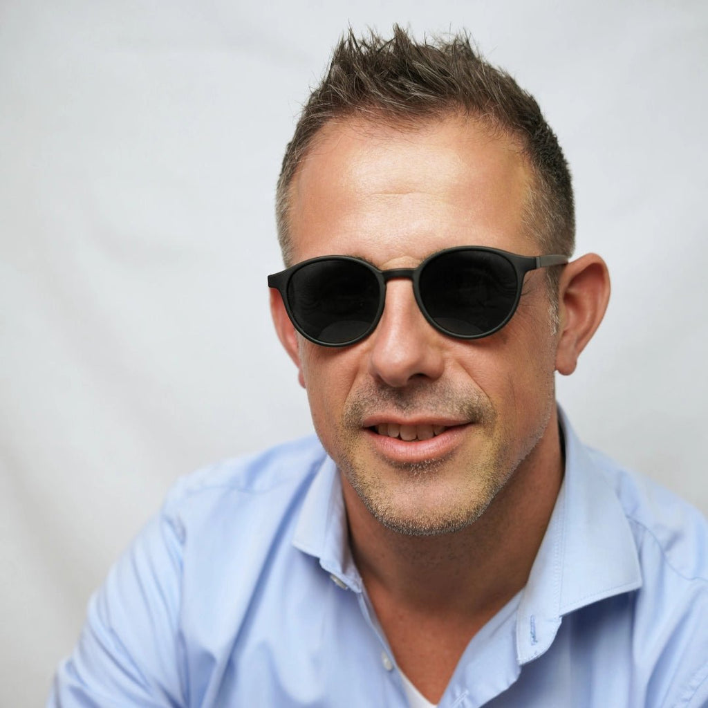 Klammeraffe No.12 bifocal reading sunglasses in black color with longer temples, worn by a man on a white background.