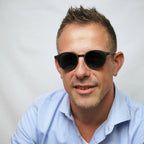 Klammeraffe No.12 bifocal reading sunglasses in black color with longer temples, worn by a man on a white background.