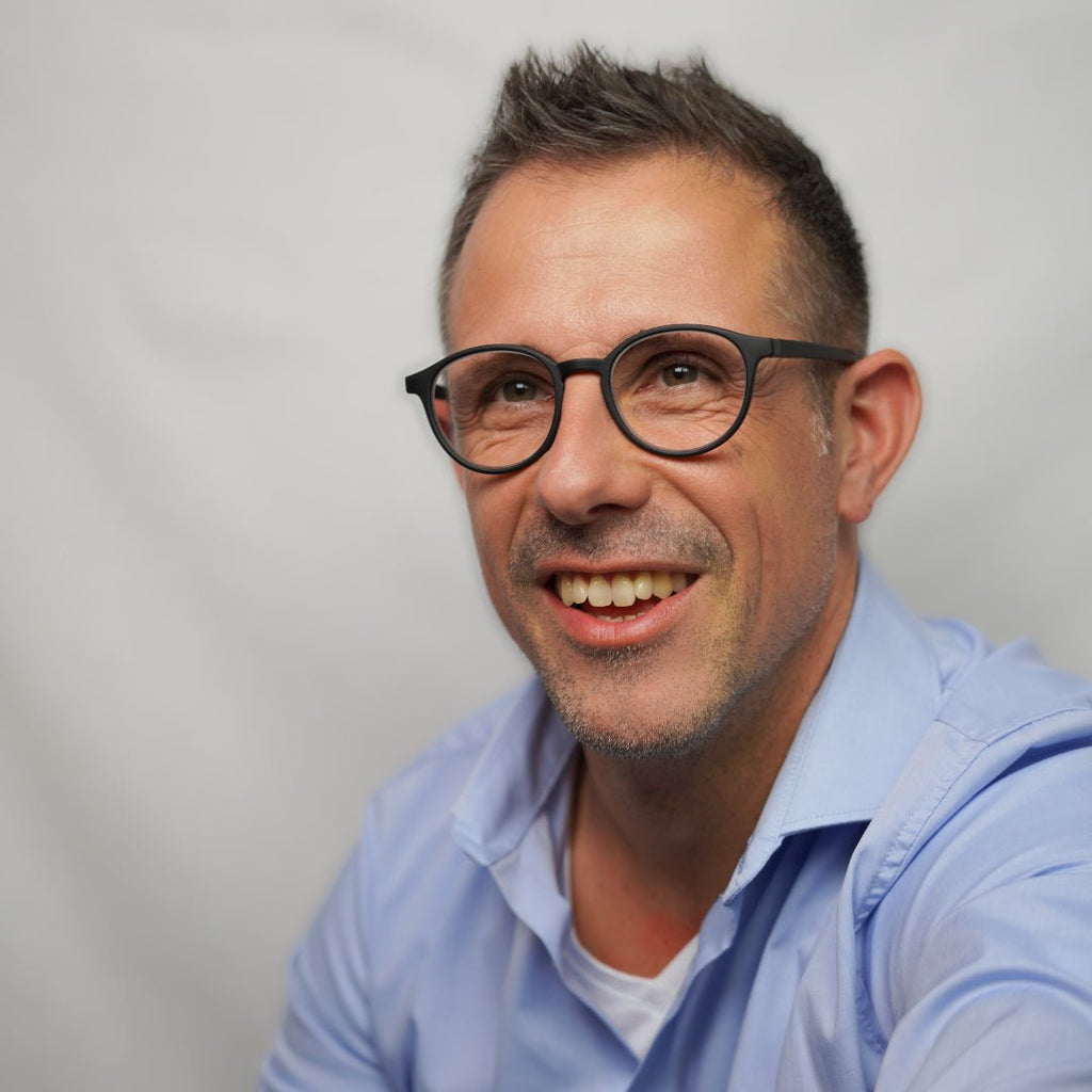 Klammeraffe No.12 blue light reading glasses in black color with longer temples, worn by a man on a white background.