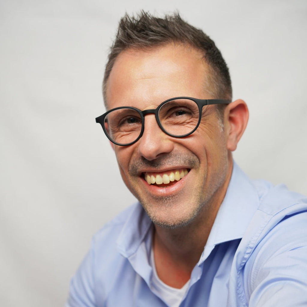 Klammeraffe No.12 reading glasses in black color with longer temples, worn by a man on a white background.