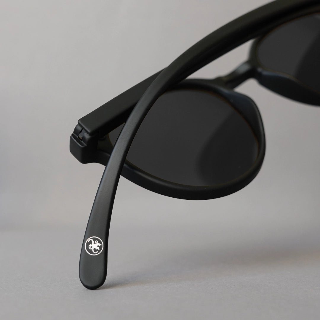 Klammeraffe No.12 reading sunglasses in black with longer temples from the backside on a gray background.