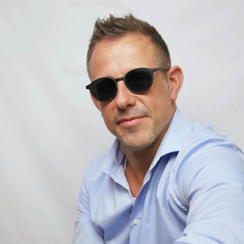 Klammeraffe No.12 reading sunglasses in black color with longer temples, worn by a man on a white background.