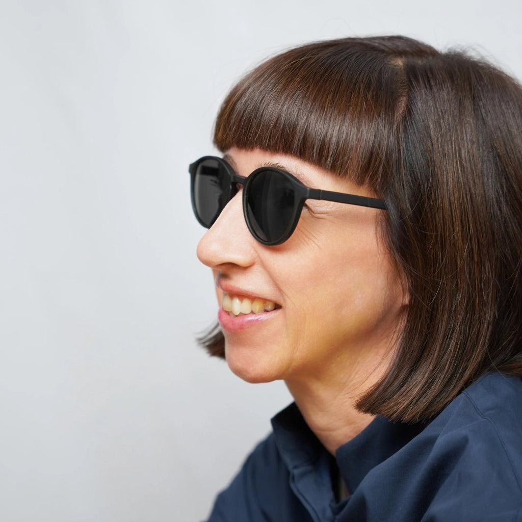 Klammeraffe No.12 reading sunglasses in black color with longer temples, worn by a woman on a white background.