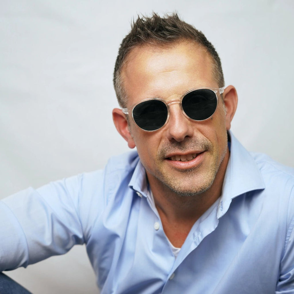 Klammeraffe No.12 reading sunglasses in crystal color with longer temples, worn by a man on a white background.
