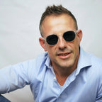 Klammeraffe No.12 reading sunglasses in crystal color with longer temples, worn by a man on a white background.
