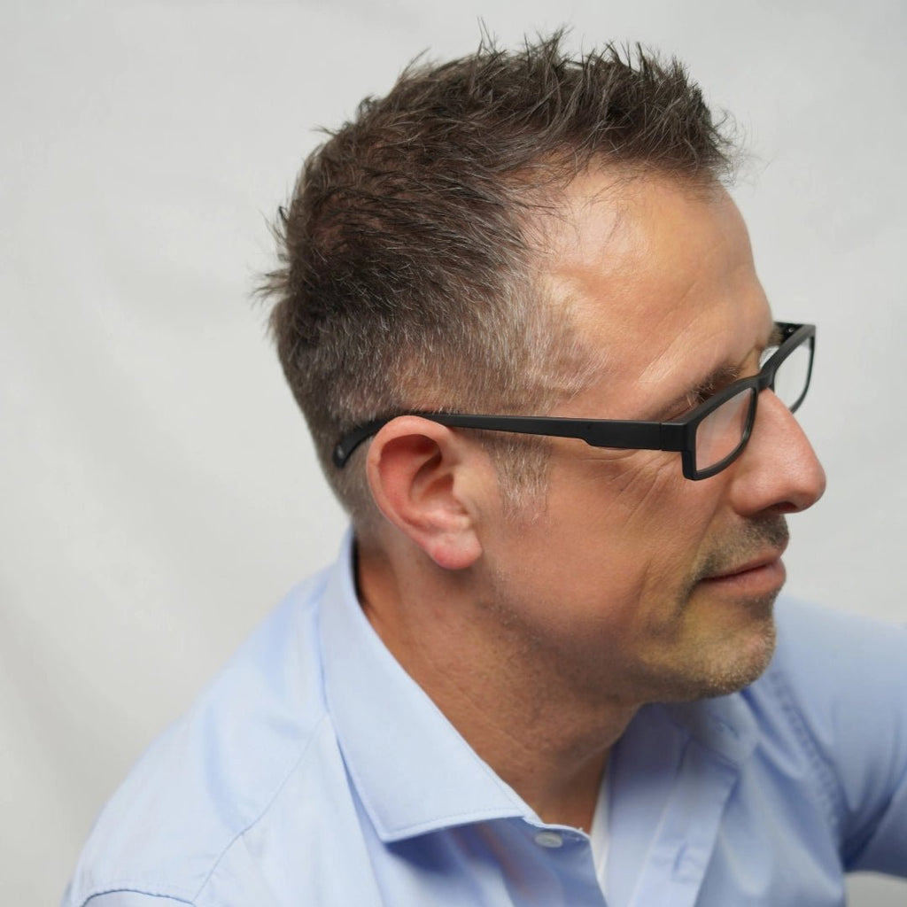 Klammeraffe No.01 reading glasses in black color with longer temples, worn by a man on a white background.