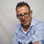 Klammeraffe No.01 reading glasses in black color with longer temples, worn by a man on a white background.